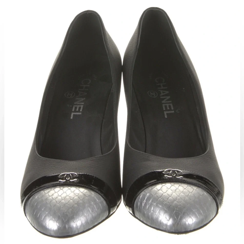 2019 Interlocking CC Logo Chanel Leather Pumps - Picture 3 of 13